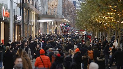 Boletines RNE - Alemania plantea un confinamiento duro hasta el 10 de enero - Escuchar ahora