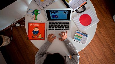 España a las 8 Fin de Semana - La baja laboral podría extenderse a los padres que deban guardar cuarentena - Escuchar ahora