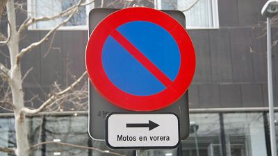 Barcelona prohibeix aparcar motos a les voreres prop d'escoles i hospitals | Maite Boada