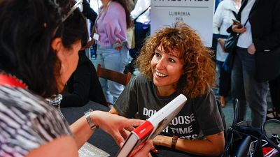 Calor, vent i bolígrafs: els autors encaren un Sant Jordi intens al carrer