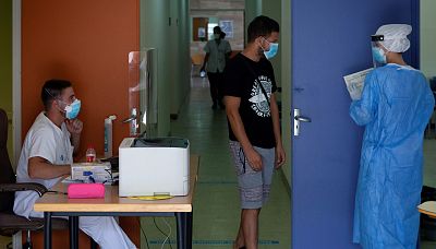 Boletines RNE - Casi 3.000 nuevos contagios en 24 horas y 2.492 más de datos atrasados - Escuchar ahora