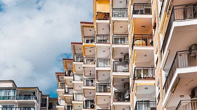 Collboni anuncia una reducció de llicències de pisos turístics a zones com Ciutat Vella | Escoltar