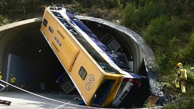 El conductor de l'autobús bolcat a la C-32 declara davant els Mossos que s'hauria quedat adormit al volant