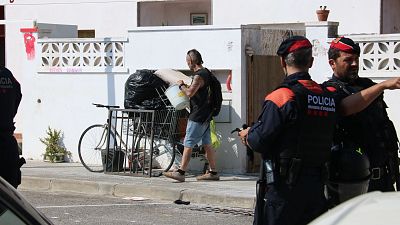 Desallotgen 40 persones d'una finca ocupada de Coma-ruga | Pilar Ribas