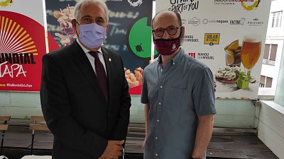 Más cerca - "Dia Mundial de la Tapa"; escaparate del producto de la tierra - Escuchar ahora