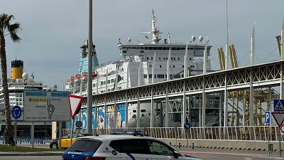 Els creueristes bolivians continuen tramitant els papers del visat en un ferri | Escoltar