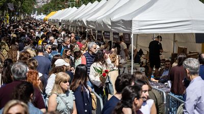 Els llibres prenen el protagonisme en un Sant Jordi de cues, signatures i emocions