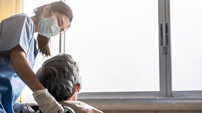 Las mañanas de RNE con Íñigo Alfonso - Sociedad Española de Geriatría: "Es absolutamente razonable que se quiera sacar a los mayores de las residencias" - Escuchar ahora