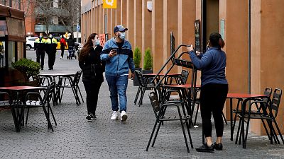 Boletines RNE - España abandona el riesgo extremo por la incidencia del COVID - Escuchar ahora