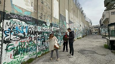 La vida frente al muro que divide Cisjordania | Escuchar