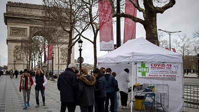 Las mañanas de RNE con Íñigo Alfonso - Malabarismos mundiales para frenar ómicron y mantener la economía - Escuchar ahora