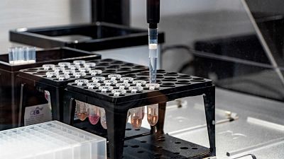 14 horas - El Hospital de Valdecilla administrará las primeras dosis de la vacuna en pruebas a mediados de septiembre - Escuchar ahora