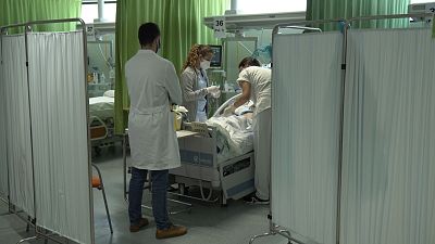 14 horas - Asintomáticos y pacientes con patologías previas: así son los nuevos pacientes covid en esta sexta ola - Escuchar ahora