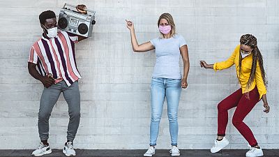 Por tres razones - Jóvenes: ¿Son los culpables del incremento de casos de COVID? - Escuchar ahora