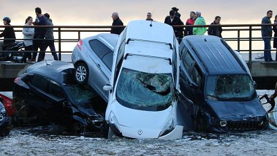 Les grues treuen els cotxes arrossegats per l'aigua a Cadaqués | Gemma Esteba