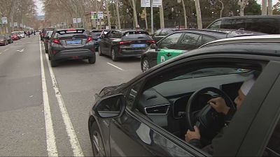 Marxa lenta pel centre de Barcelona del sector dels VTC per protestar contra la nova llei que regula el sector