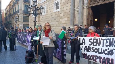 Mobilització a plaça Sant Jaume contra l'absolució de Dani Alves | Maria Huguet