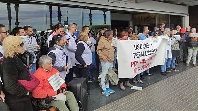 Professionals de la sanitat pública es concentren en protesta per la saturació d'urgències
