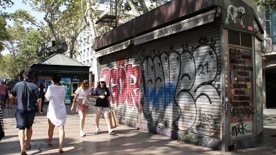 Retiren les onze parades dels antics ocellaires de la Rambla | Maite Boada
