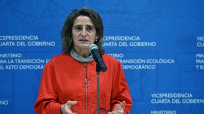 Las maLas mañanas de RNE con Íñigo Alfonso - Ribera no descarta bajar los impuestos de la luz a los más vulnerables y estudiará mecanismos colchón para paliar las subidas - Escuchar ahora