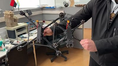 RNE visita una fábrica de drones secreta: "Estos centros se han convertido en uno de los objetivos más buscados por Rusia" - Escuchar ahora