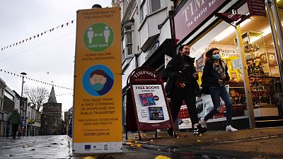 Boletines RNE - Salida masiva de personas para evitar el confinamiento de Londres y el sureste de Inglaterra - Escuchar ahora