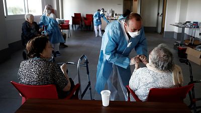 Sanidad cifra en 27.359 el número de fallecidos en residencias durante la pandemia, aunque admite que no dispone de datos fiables - Noticias RNE | Escuchar