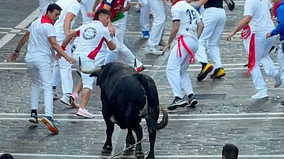 Segundo encierro de San Fermín 2025: Largo y peligroso por 'Caminante', un toro de 575 kilos que se ha quedado descolgado - Escuchar ahora