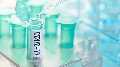 Por tres razones - La solución tóxica contra la COVID-19 que se vende en España - Escuchar ahora