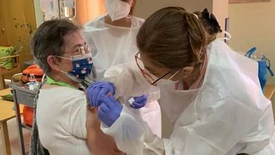 Boletines RNE - La vacunación en marcha: visitamos un centro de mayores en Alcalá de Henares - Escuchar ahora