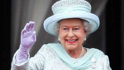 El gallo que no cesa - Un armario 'arco iris', la cuidada vestimenta de Isabel II - Escuchar ahora