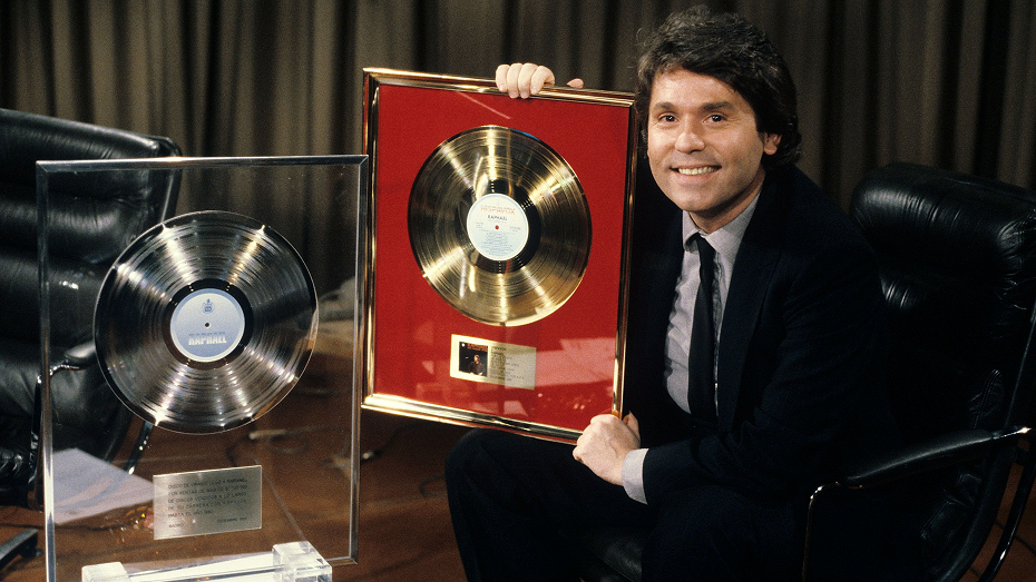 Raphael junto a sus discos de reconocimiento