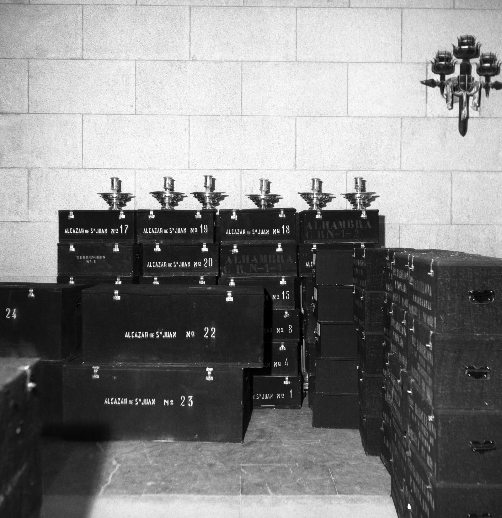 Las cajas con restos de víctimas de la Guerra Civil en espera de ser introducidas en las criptas. EFE