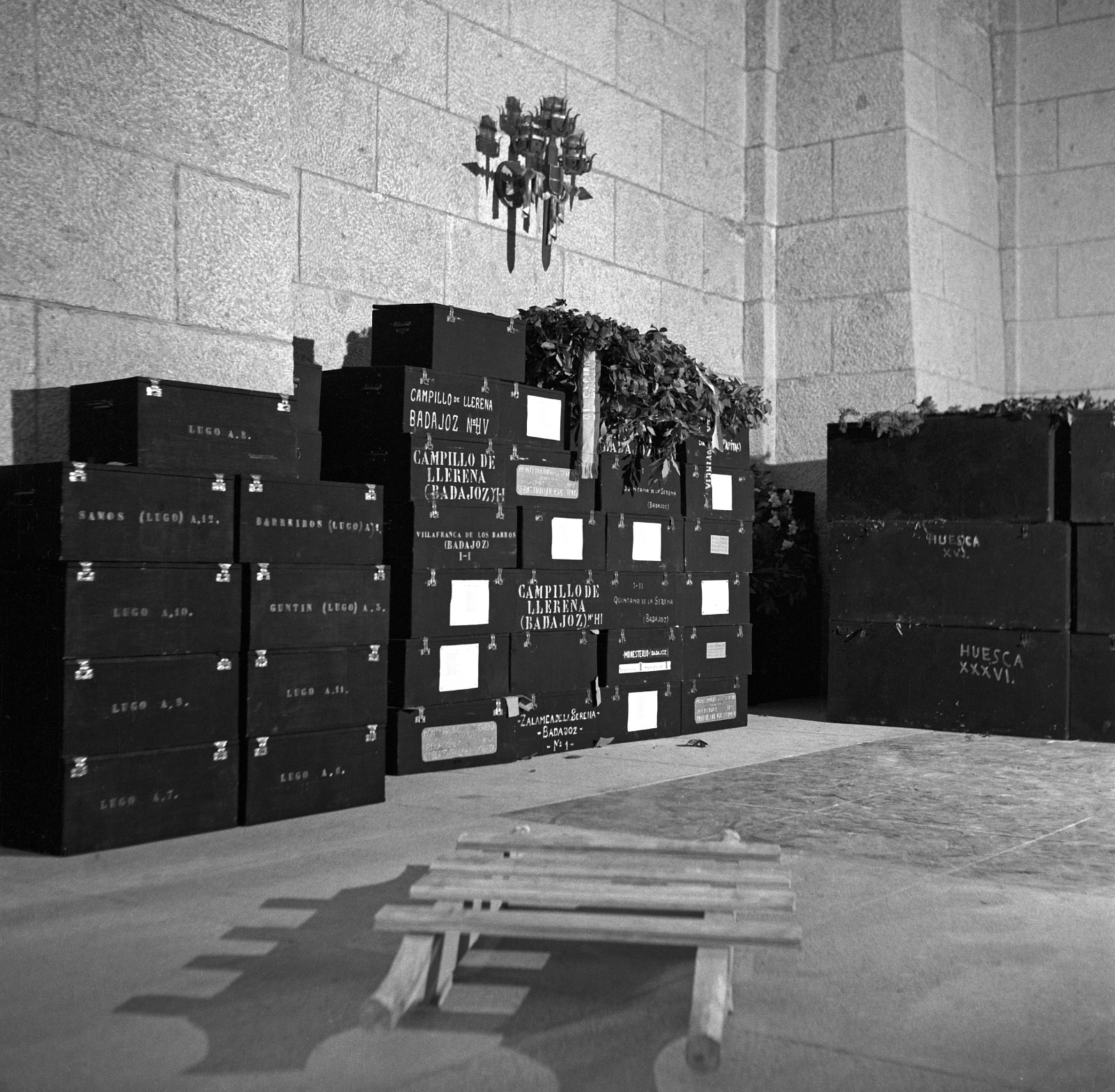 Cajas de distintas localidades de las provincias de Lugo, Badajoz y Huesca. EFE