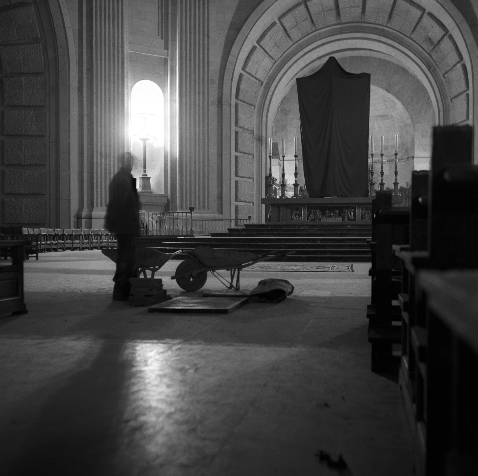 Aspecto del altar mayor de la basílica, con el Cristo tapado. EFE