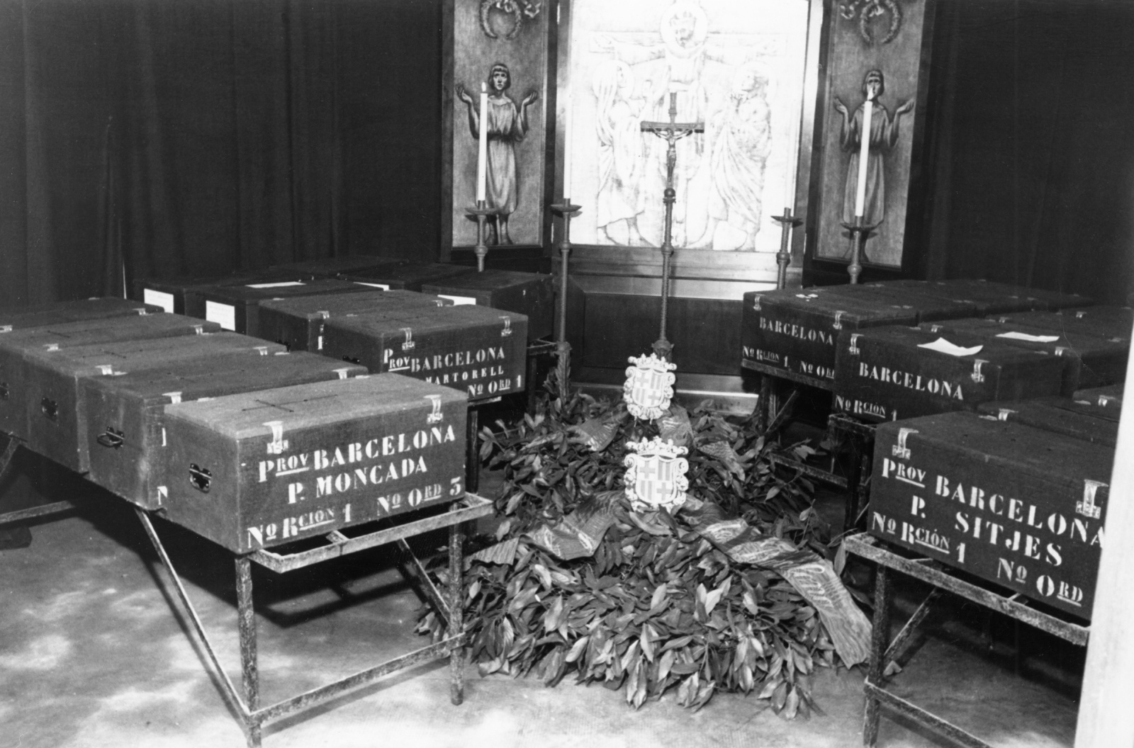 Barcelona: cajas de varias localidades (visibles Moncada y Reixach, Martorell, Sitges y Barcelona) antes de su traslado al Valle.
EFE/Carlos Pérez de Rozas