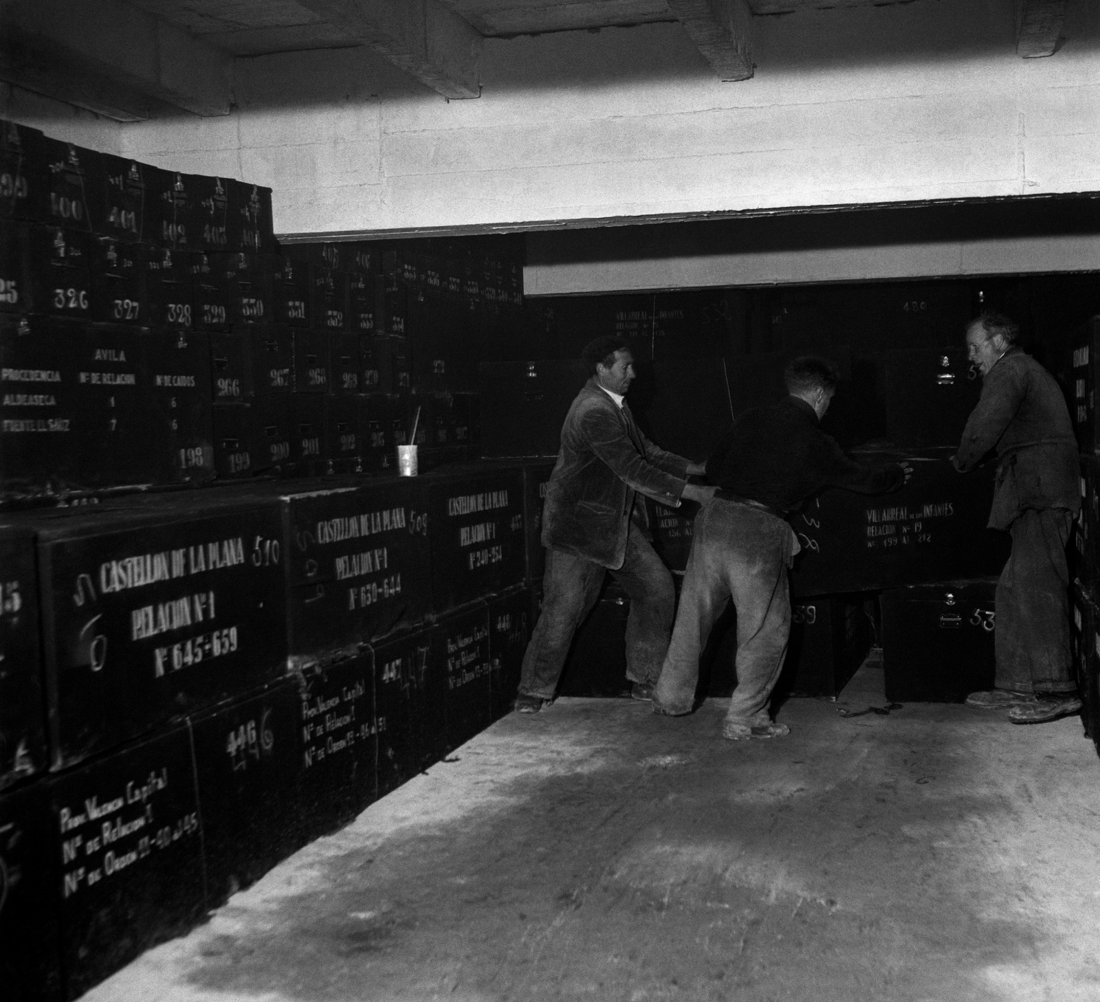 Colocación de cajas en el nivel 0 de la cripta del Santo Sepulcro en Cuelgamuros, 23 de marzo de 1959. EFE