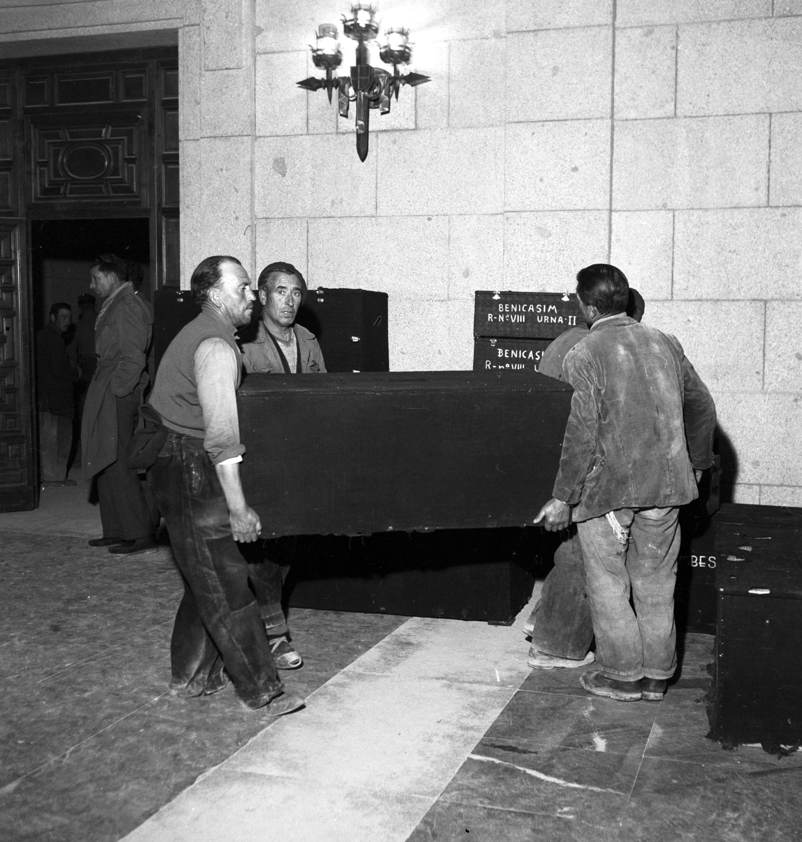 Entrada de cajas en la basílica de Cuelgamuros. EFE