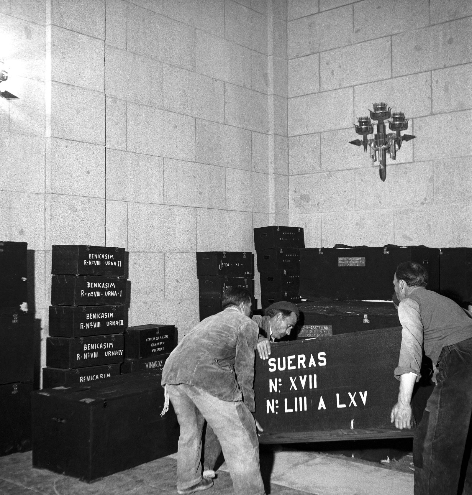 Reseñados en los laterales de las cajas aparecen la localidad de procedencia y números relacionados con el traslado. EFE