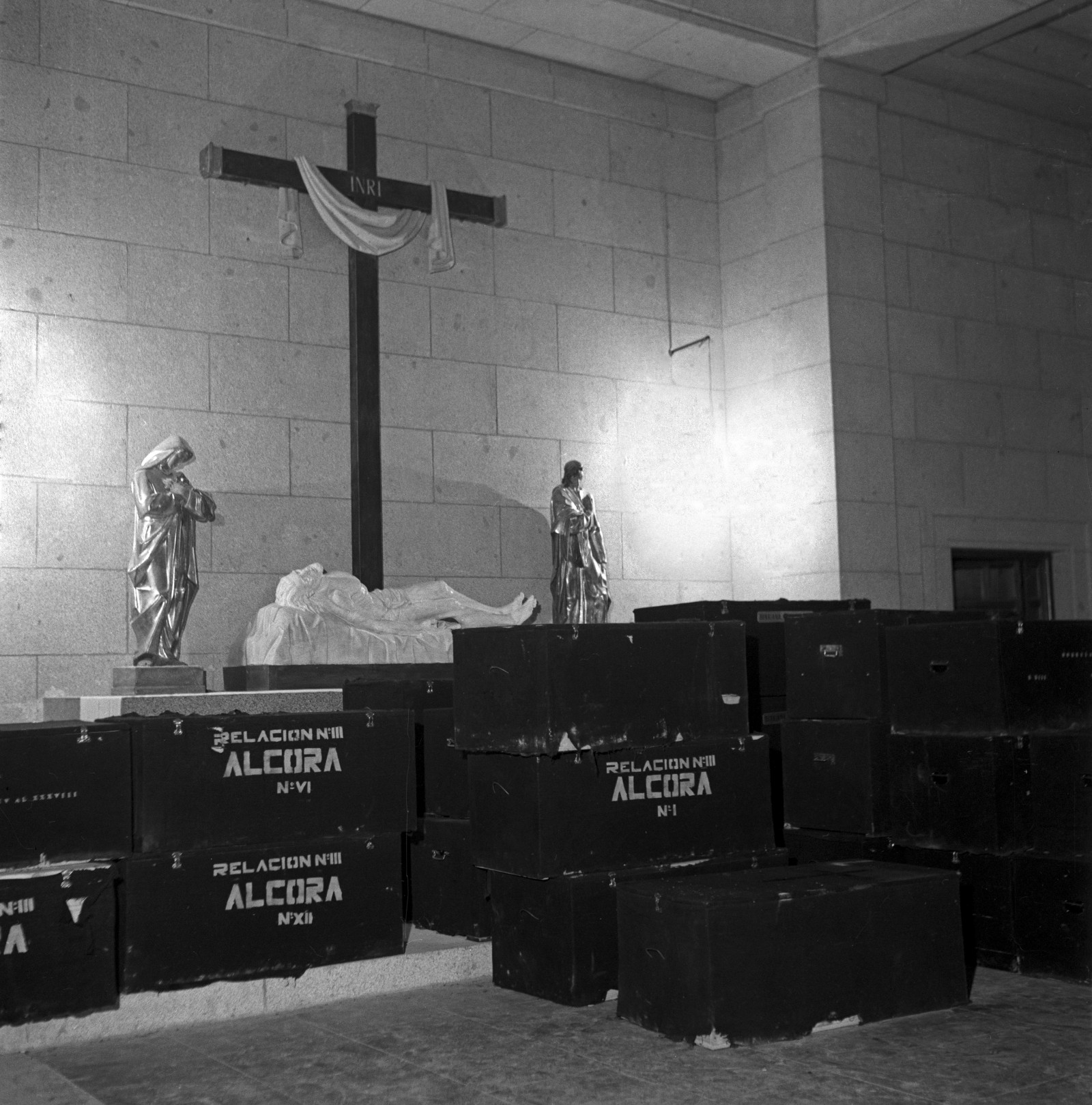 Cajas procedentes de Alcora (Castellón) esperan en la capilla del Santo Sepulcro para ser introducidas en los columbarios. EFE