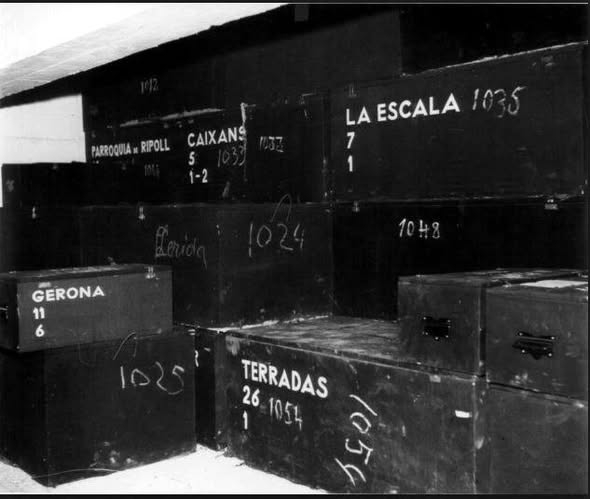 Cajas de La Escala, Terradas, Ripoll, Caixans y Gerona apiladas en la cripta y con su número de orden de colocación en tiza. EFE