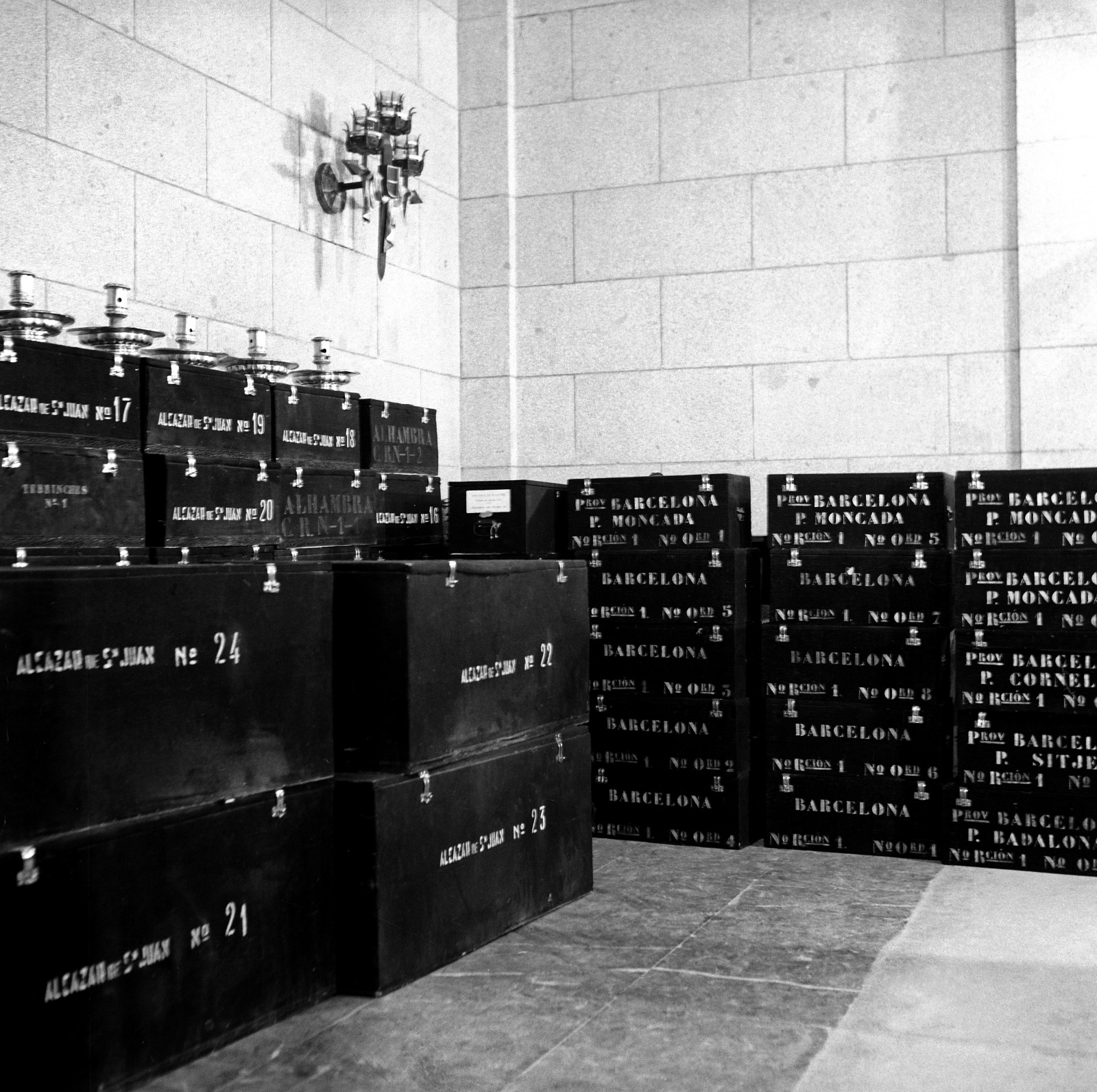 Cajas de Alcázar de San Juan y Alhambra (Ciudad Real), Barcelona y Moncada y Reixach. EFE