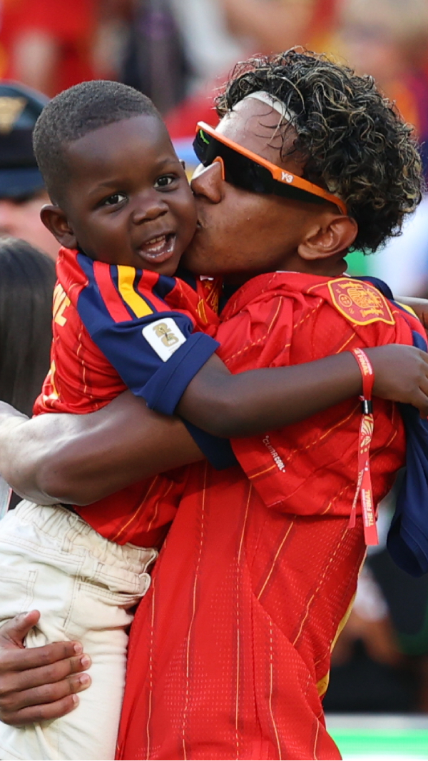 Lamine Yamal celebra el triunfo de España en el estadio de Nueva York con su hermano pequeño, Keyne. / AP