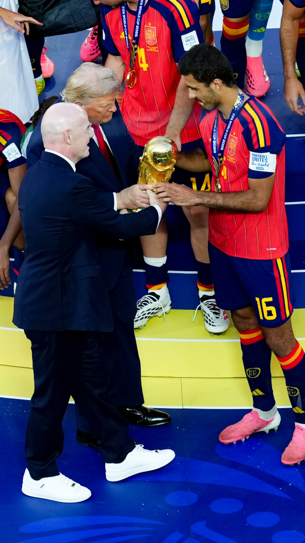 El presidente de EE.UU., Donald Trump, entrega el trofeo de la Copa del Mundo al capitán español, Rodrigo Hernández. / DPA