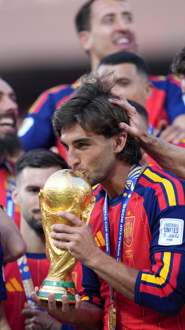 Ferran Torres, autor del gol de la victoria en la final del Mundial, besa el trofeo. / AFP