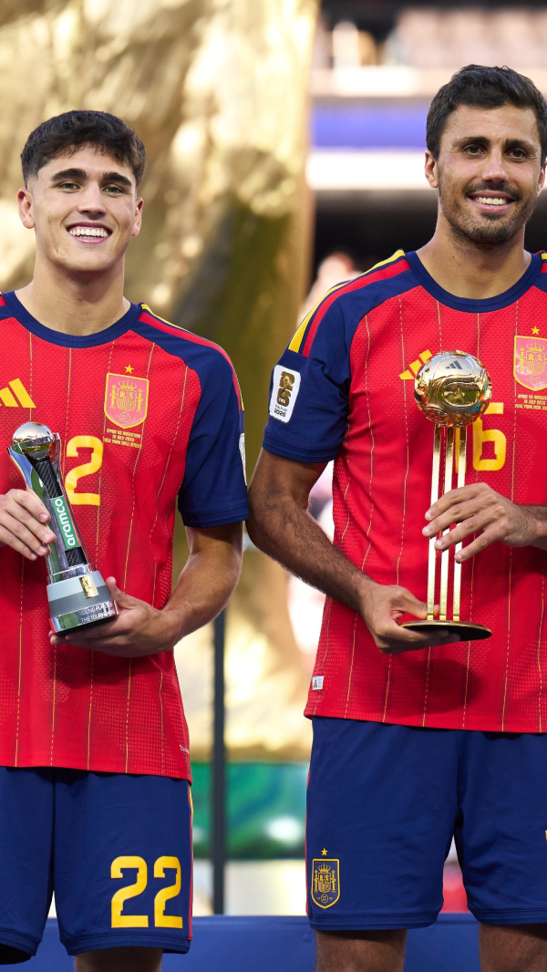 España también acapara premios individuales: mejor joven, Cubarsí; mejor jugador, Rodrigo; mejor portero, Unai Simón. / EUROPA PRESS