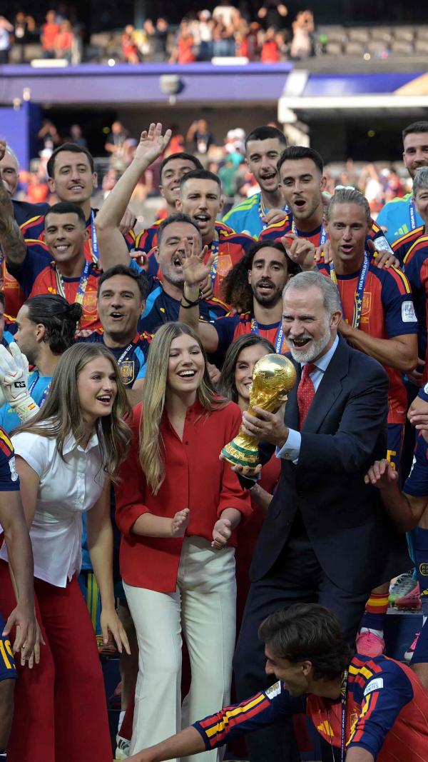 Los reyes Felipe y Letizia, la princesa de Asturias y la infanta Leonor celebran el triunfo de España en el Mundial en el estadio de New Jersey. / AFP