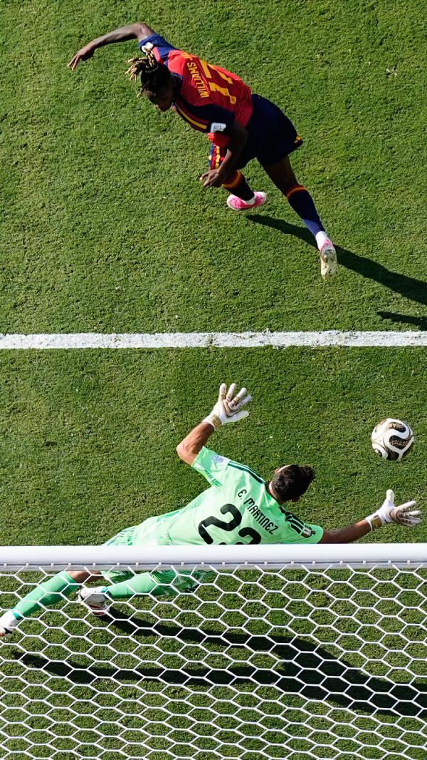 Nico Williams, que entró en la recta final, estuvo a punto de anotar gol antes de que le anularan un tanto por falta previa. / AP
