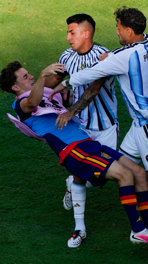Leandro Paredes, que entró en la segunda parte, también vio amarilla y se encaró con varios jugadores españoles al final del partido. / AP