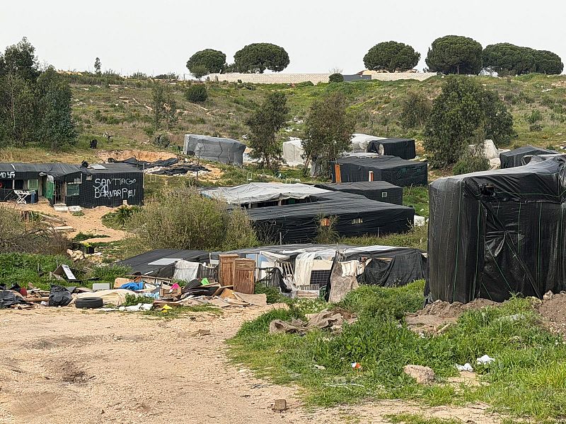 FOTOGALERÍA | Imágenes de las visitas al asentamiento chabolista de Palos de la Frontera